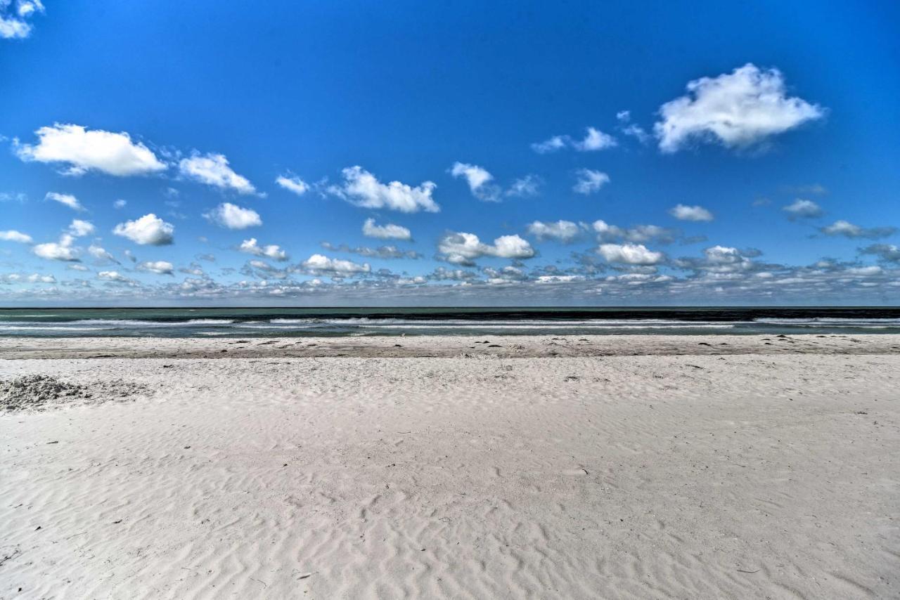 Sun-Soaked Coastal Hideaway - Steps To Beach! Vila Clearwater Beach Exterior foto